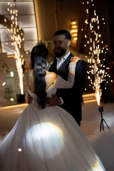 Regard échangé entre les mariés