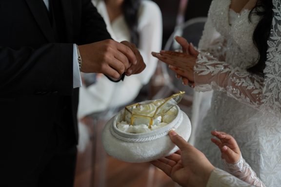Détail des chaussures de la mariée